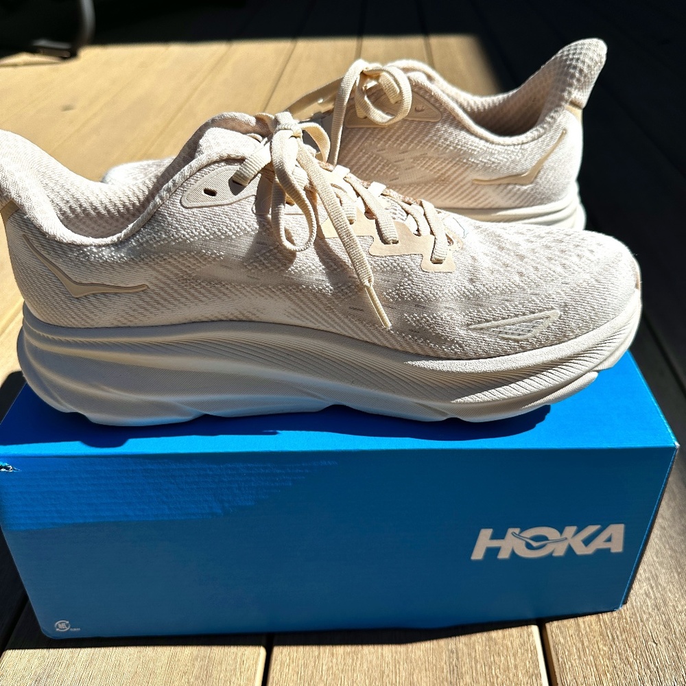 HOKA Clifton 9 -- Sand/Eggnog Color